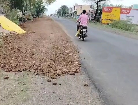 Betul Samachar : डेढ़ करोड़ से बन रही सड़क में धांधली, बिना खुदाई के ठेकेदार बिछा रहा मुरम