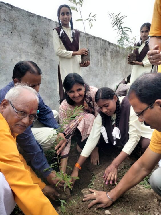 Ek Ped Maa ke Naam Abhiyaan: एक पेड़ मां के नाम अभियान के तहत शासकीय उच्चतर माध्यमिक विद्यालय कल्याणपुर में 25 पौधों का किया रोपण