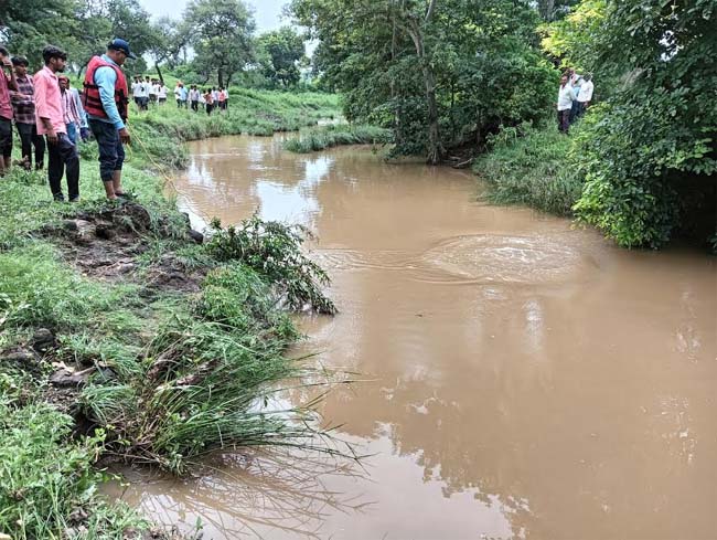 Betul News: रायआमला मीरापुर के बीच रपटा पार कर रहा एक व्यक्ति बाइक समेत बहा, मौके पर पहुंची एसडीआरएफ की टीम