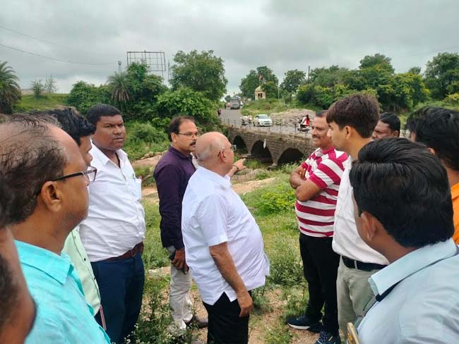 Betul Samachar: करबला पर उच्चस्तरीय ब्रिज निर्माण के लिए विधायक नें इंजीनियरों के साथ किया सर्वे