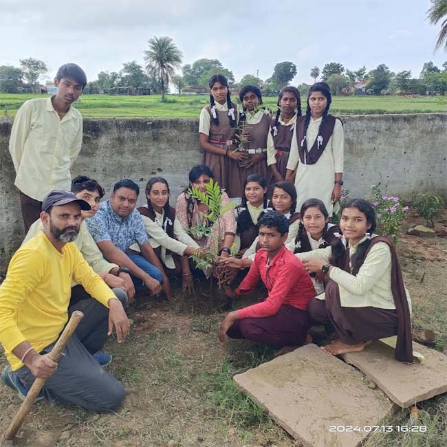 Ek Ped Maa ke Naam Abhiyaan: एक पेड़ मां के नाम अभियान के तहत शासकीय उच्चतर माध्यमिक विद्यालय कल्याणपुर में 25 पौधों का किया रोपण